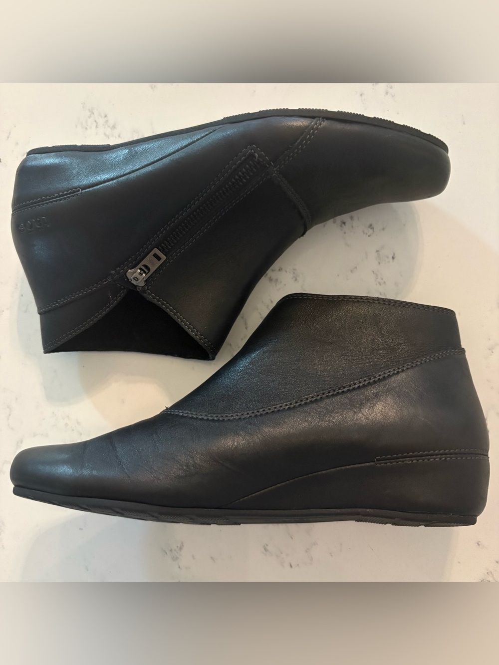 TAOS HIDEAWAY BLACK LEATHER ANKLEBOOTS
WOMEN'S SIZE7.5 LOW WEDGE
BOOTIES COMFORT
